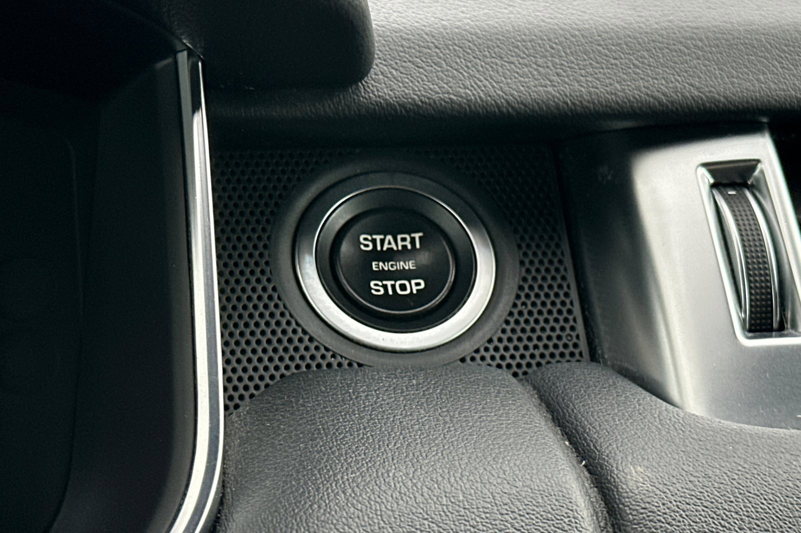 Used 2018 Land Rover Range Rover Sport SE image 26