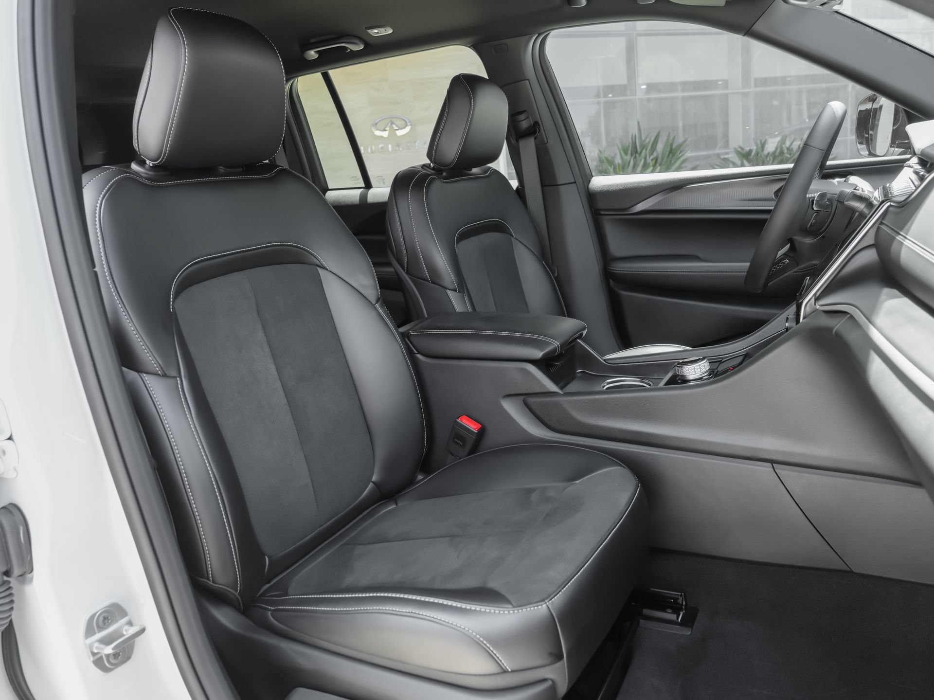 Used 2025 Jeep Grand Cherokee Altitude RWD image 42