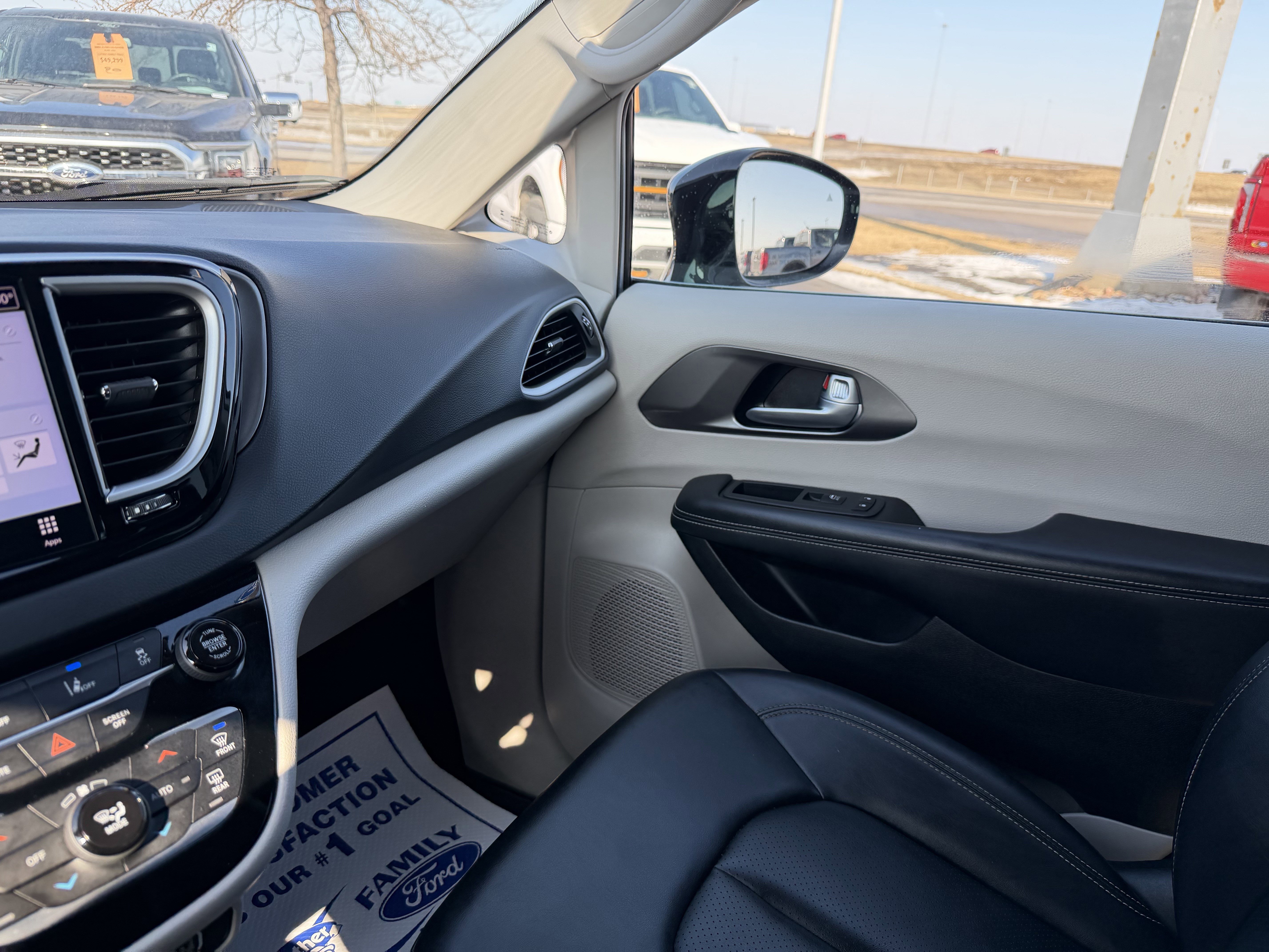 Used 2024 Chrysler Pacifica Touring-L image 11