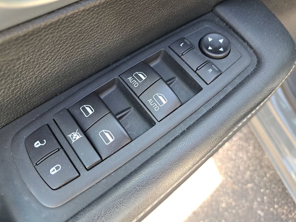 Used 2020 Chrysler Pacifica Touring-L w/ S Appearance Package image 15