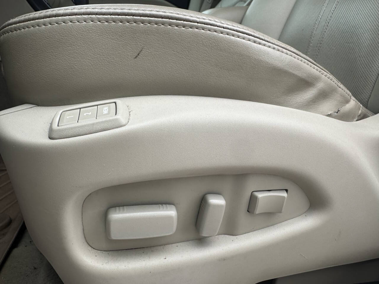 Used 2011 Cadillac SRX Luxury FWD image 14