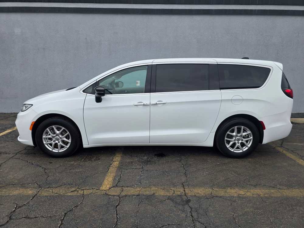 Used 2024 Chrysler Pacifica Touring-L image 6