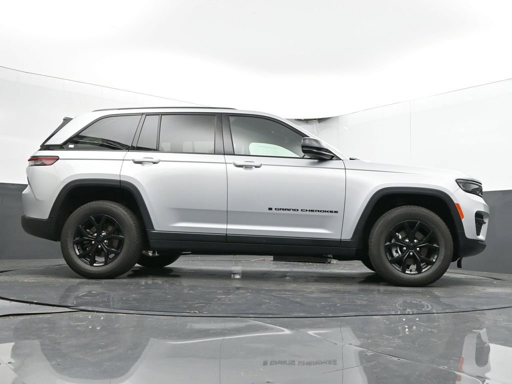 Used 2024 Jeep Grand Cherokee Altitude image 52