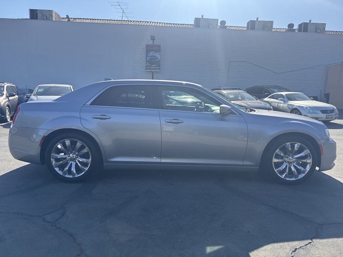 Used 2016 Chrysler 300 Limited image 8
