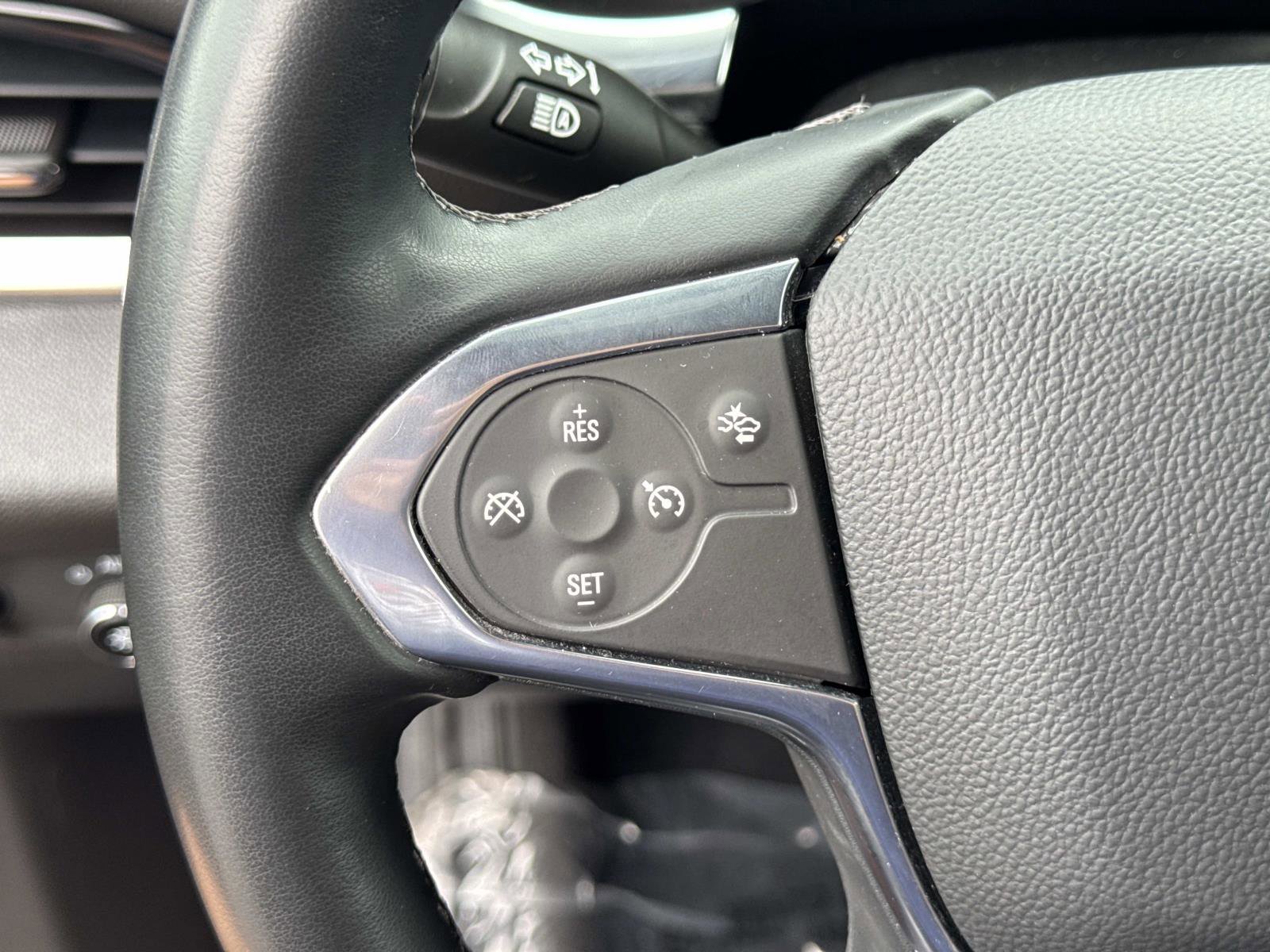Used 2023 Chevrolet Traverse LT FWD image 11