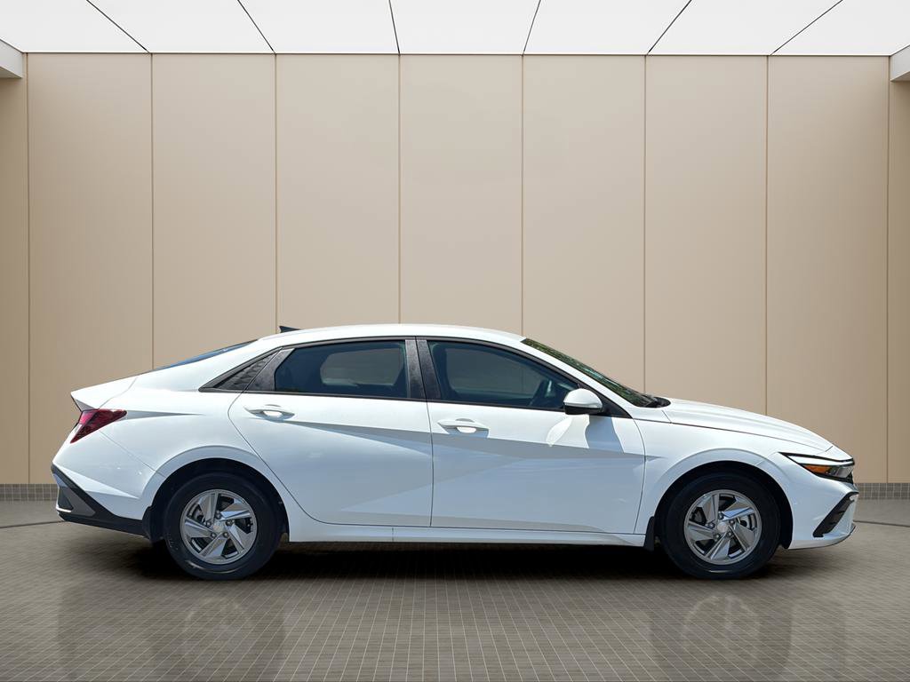 Used 2025 Hyundai Elantra SE FWD image 6
