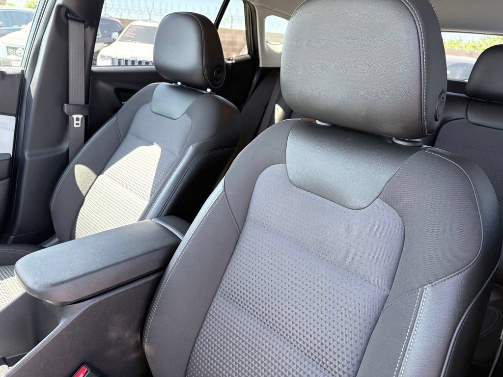 Used 2025 Chevrolet Trax LT FWD image 12