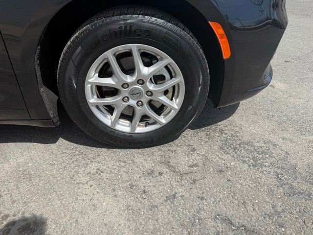 Used 2023 Chrysler Pacifica Touring-L image 5