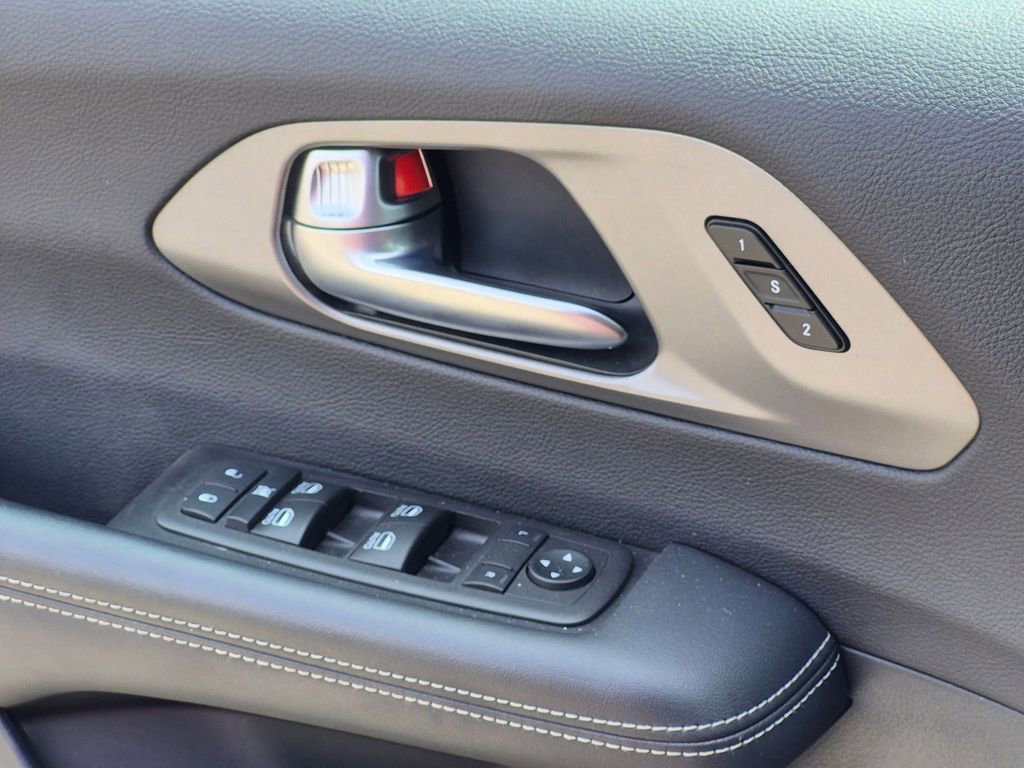 Used 2025 Chrysler Pacifica Select FWD image 13