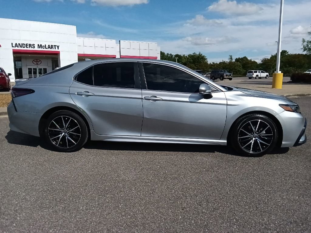 Used 2023 Toyota Camry SE FWD image 2