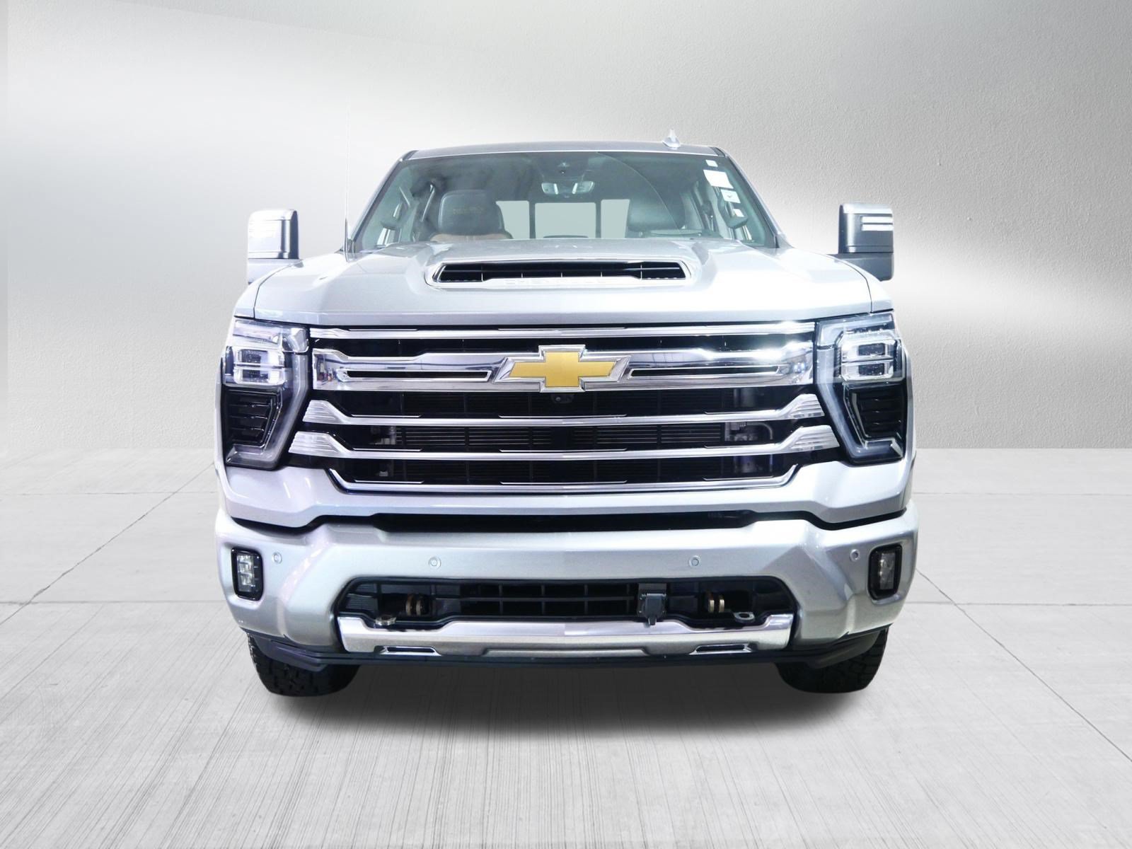 Used 2024 Chevrolet Silverado 2500 High Country w/ High Country Premium Package AWD/4WD image 2