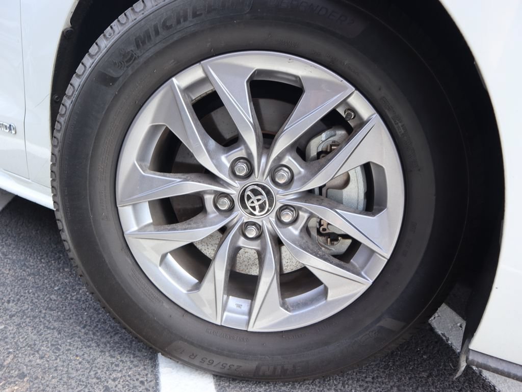 Used 2021 Toyota Sienna XLE FWD image 16