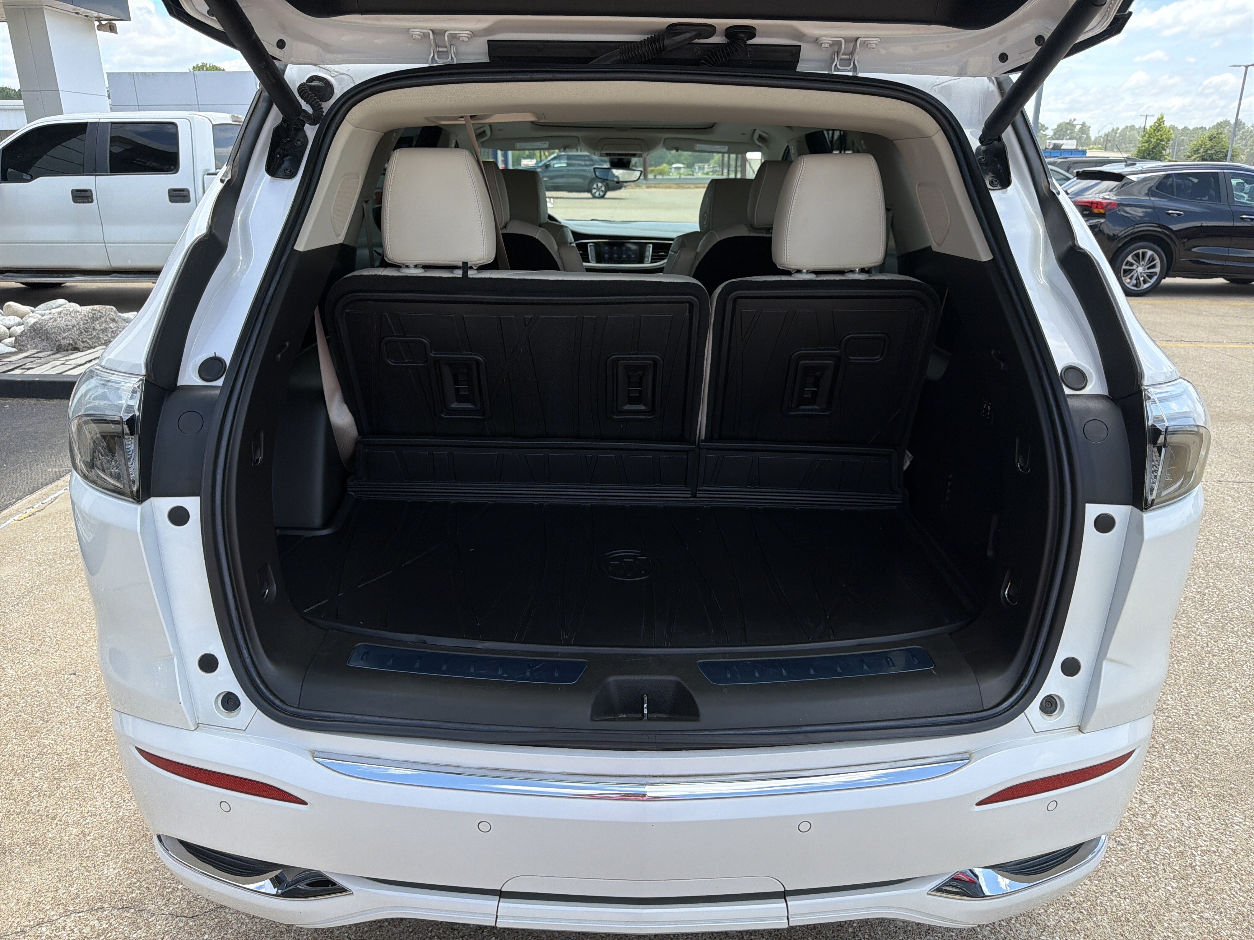 Used 2022 Buick Enclave Avenir FWD image 28