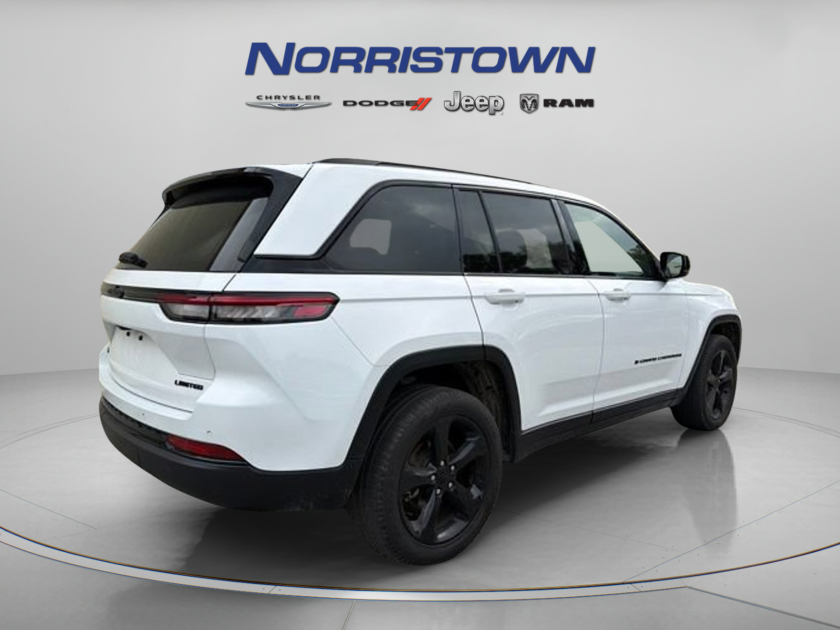 Used 2023 Jeep Grand Cherokee Limited w/ Black Appearance Package AWD/4WD image 6