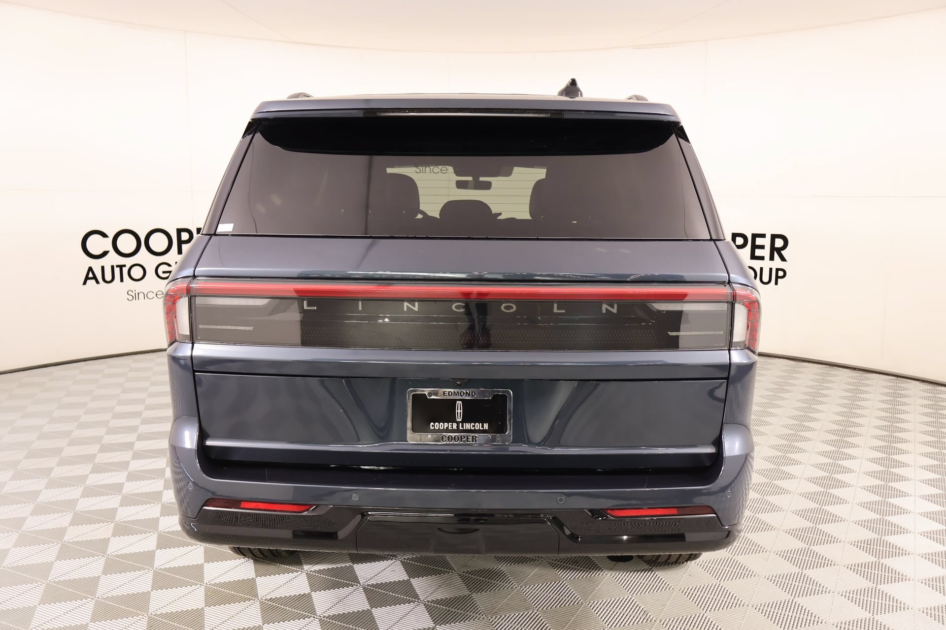 New 2025 Lincoln Navigator Reserve w/ Jet Appearance Package AWD/4WD image 23