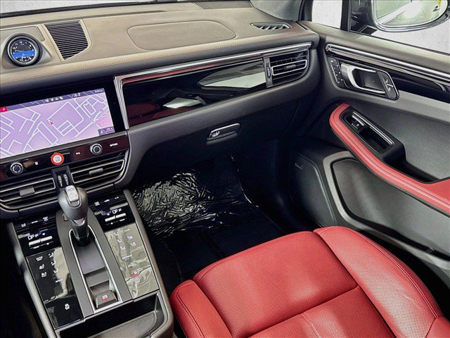 Certified 2026 Porsche Macan AWD/4WD image 21