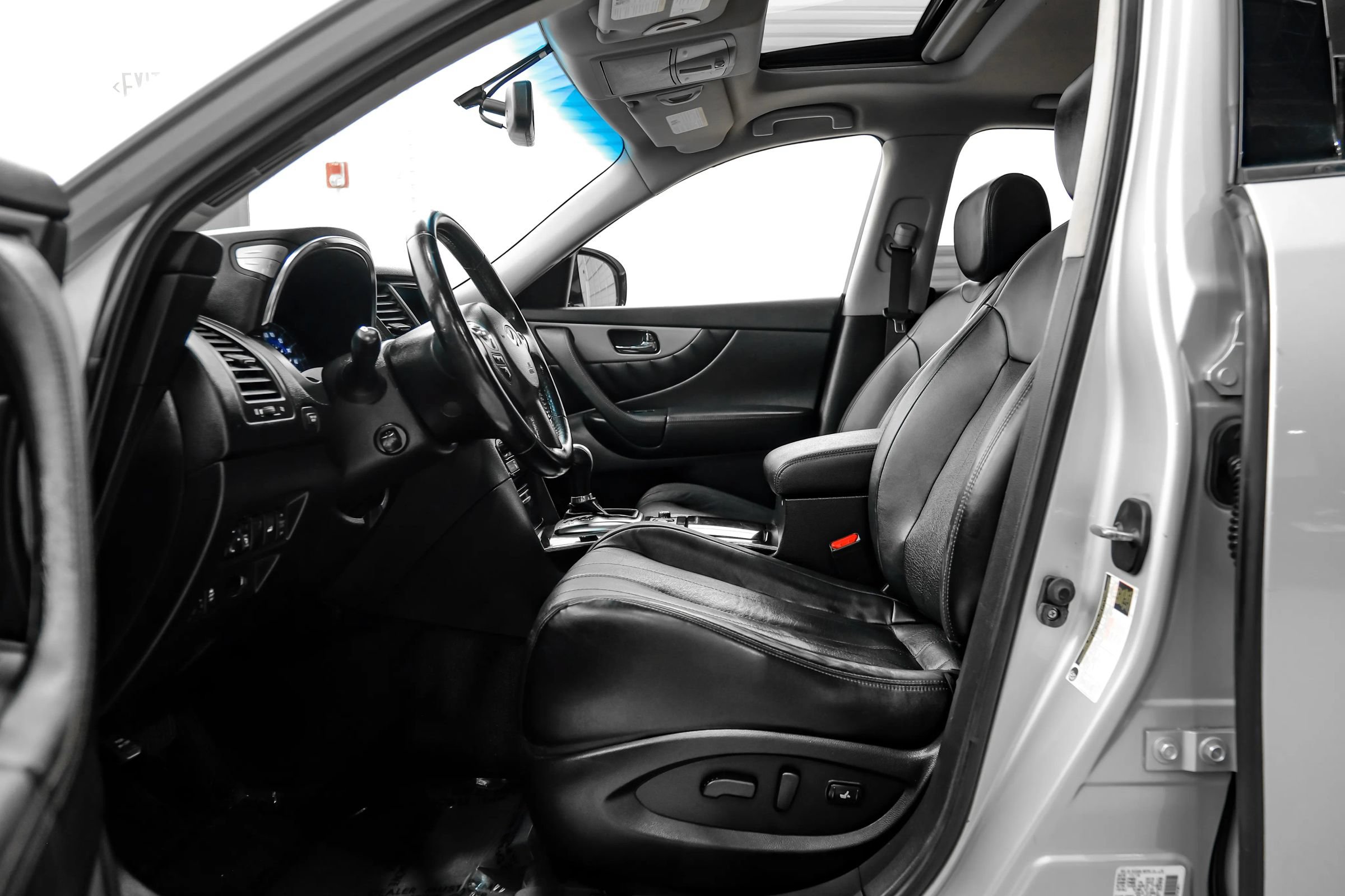 Used 2017 INFINITI QX70 AWD w/ Premium Package image 17