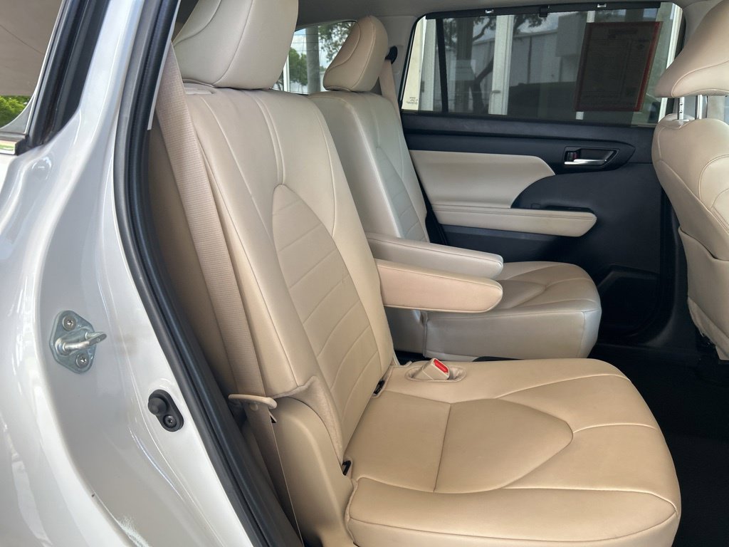 Used 2024 Toyota Highlander XLE AWD/4WD image 28