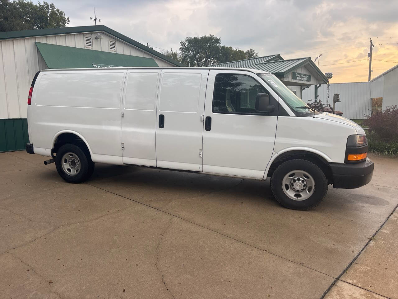 Used 2018 Chevrolet Express 3500 Extended w/ Driver Convenience Package image 2