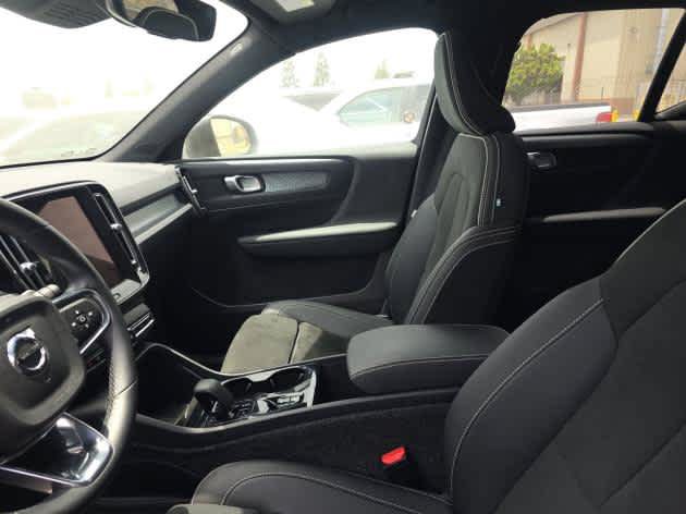Certified 2025 Volvo XC40 B5 Plus AWD/4WD image 5