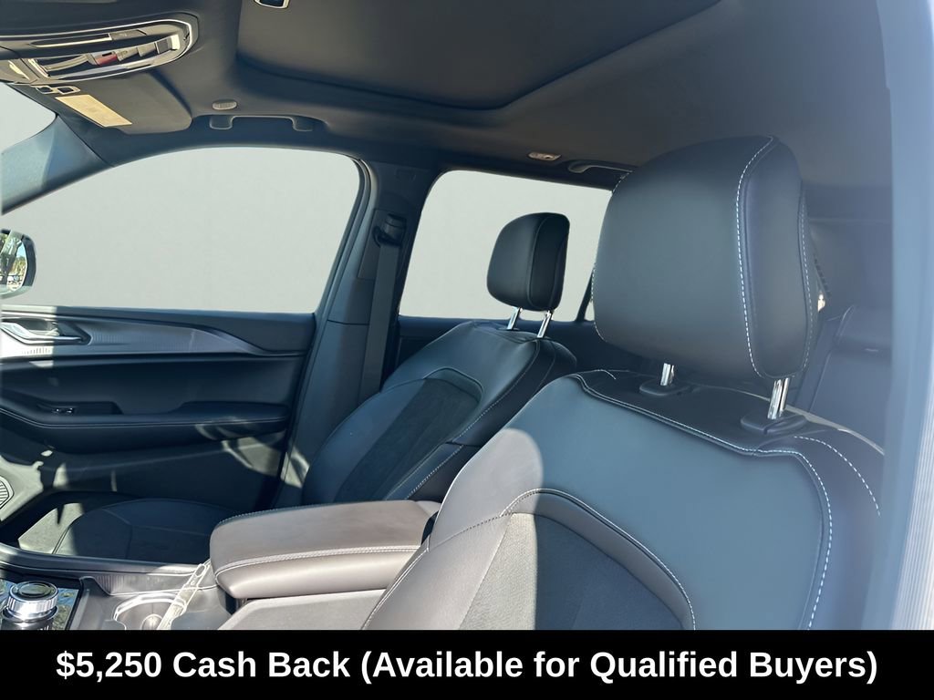 New 2025 Jeep Grand Cherokee Altitude RWD image 31