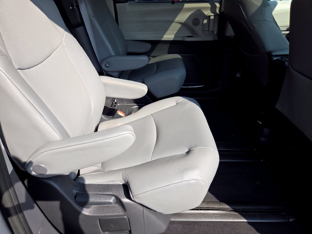 Used 2023 Toyota Sienna XLE FWD image 26