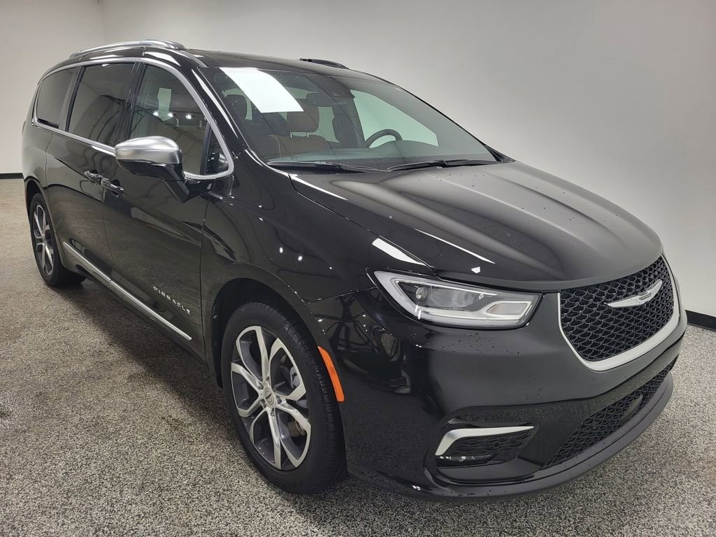 Used 2025 Chrysler Pacifica Pinnacle w/ Trailer Tow Group image 22