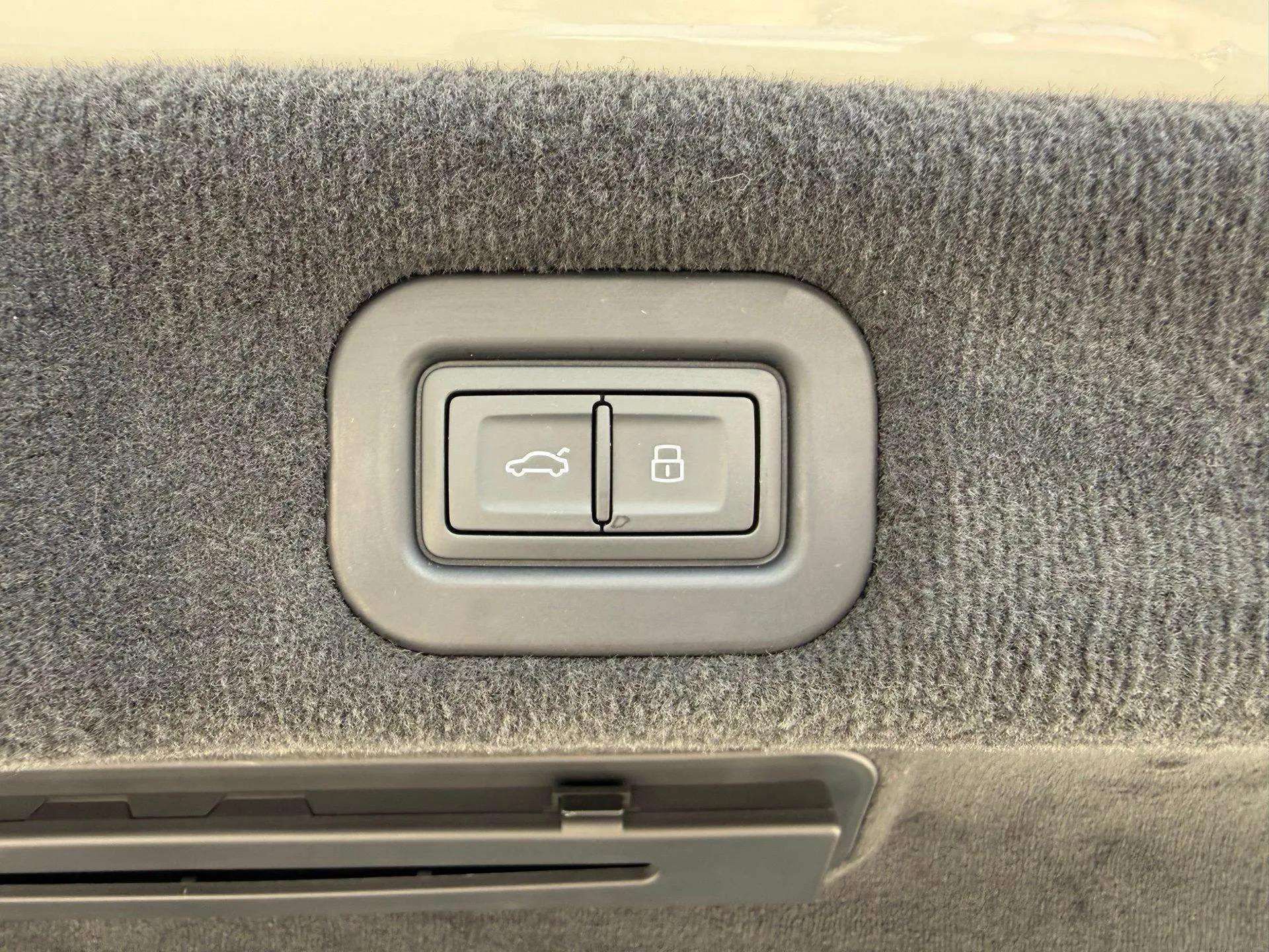 Used 2025 Bentley Flying Spur Plug-In Hybrid image 28