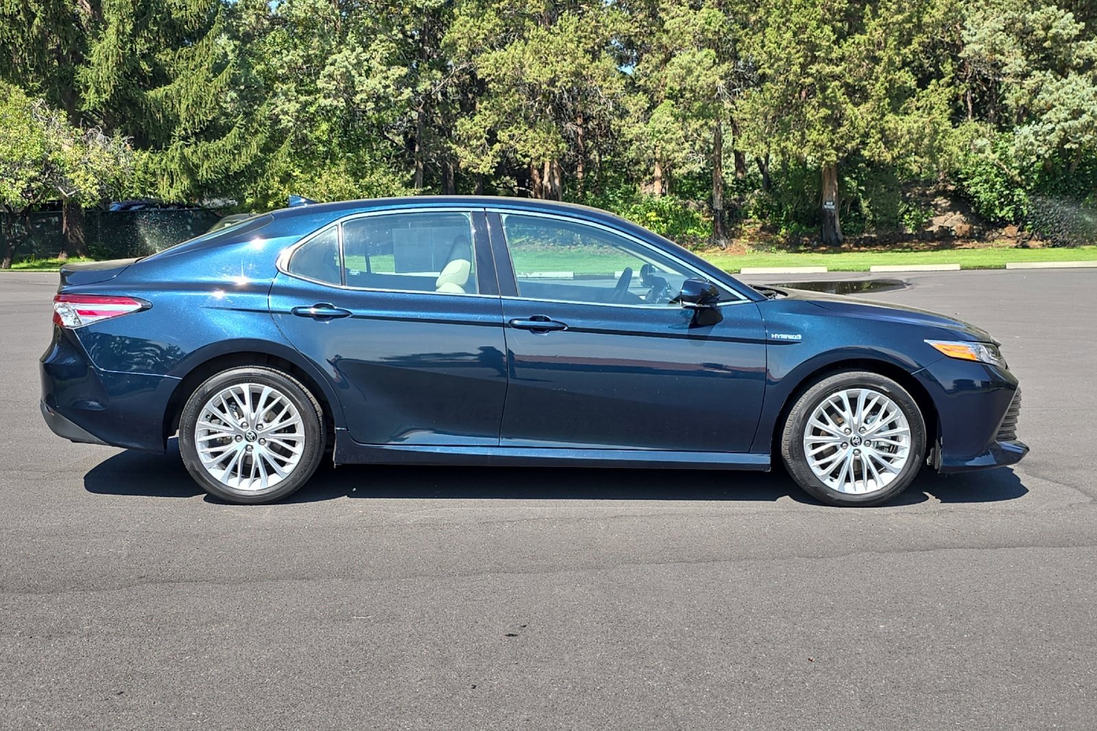 Used 2020 Toyota Camry XLE image 2