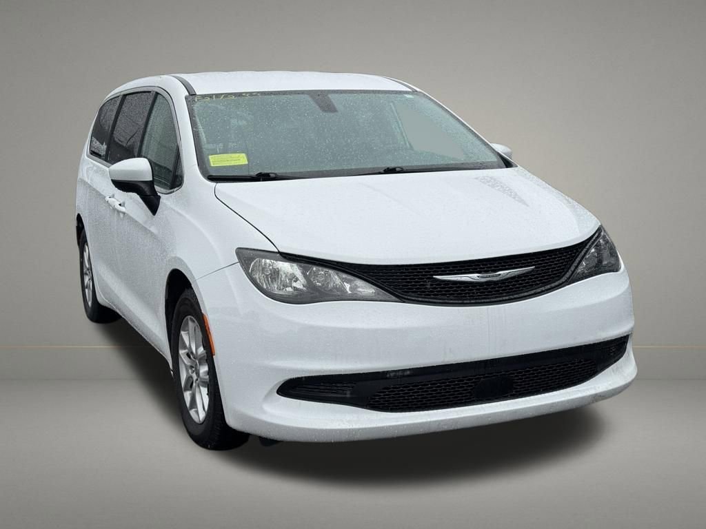 Used 2022 Chrysler Voyager LX image 6