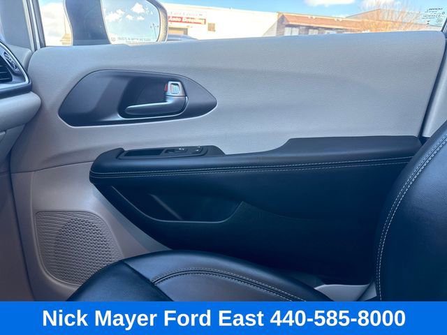 Used 2023 Chrysler Pacifica Touring-L FWD image 26
