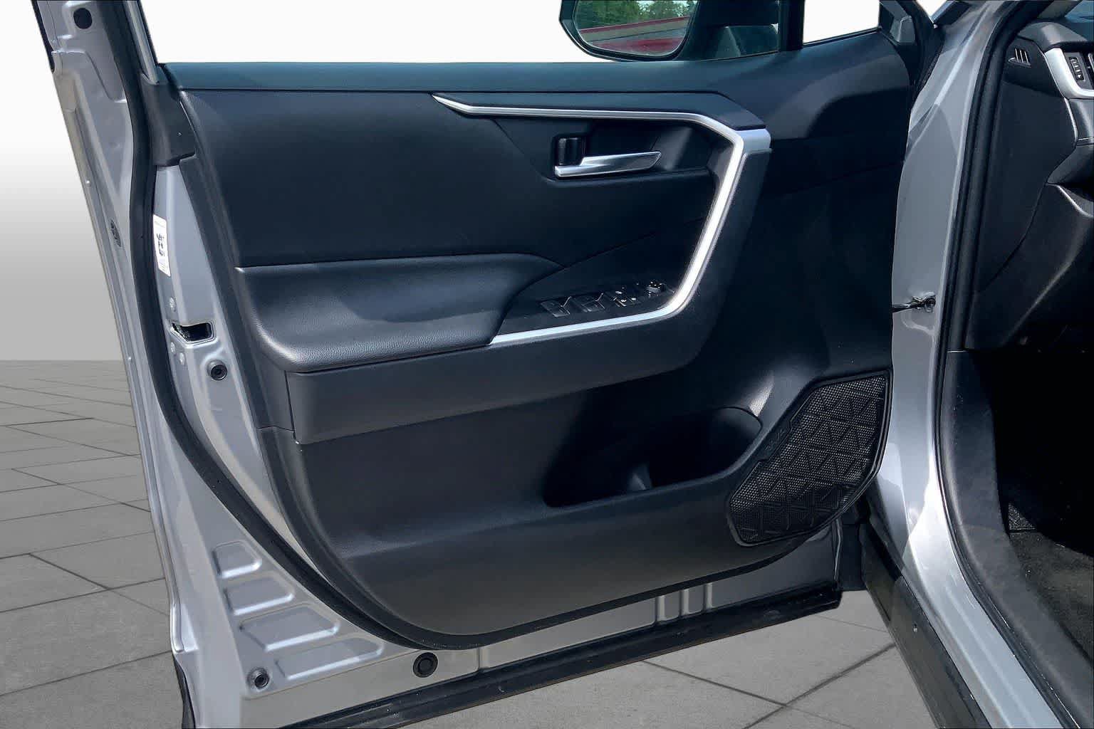 Used 2025 Toyota RAV4 XLE FWD image 40
