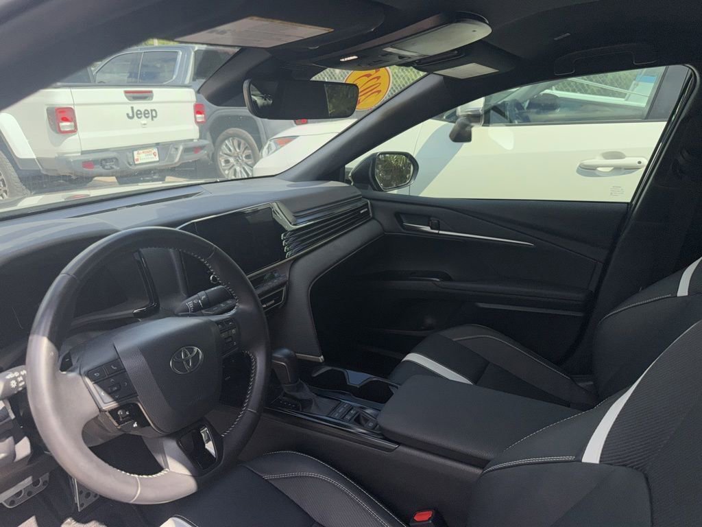 Used 2025 Toyota Camry SE w/ Convenience Package FWD image 4