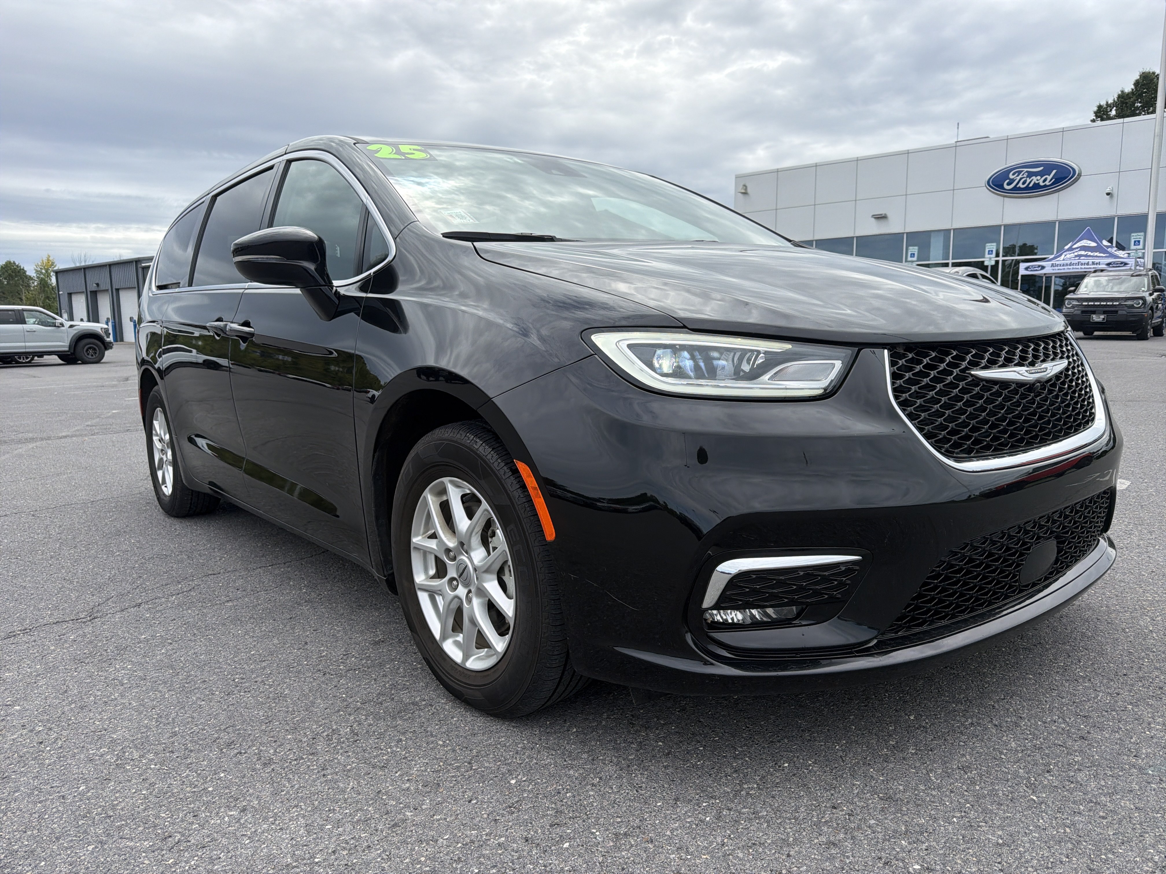 Used 2025 Chrysler Pacifica Select