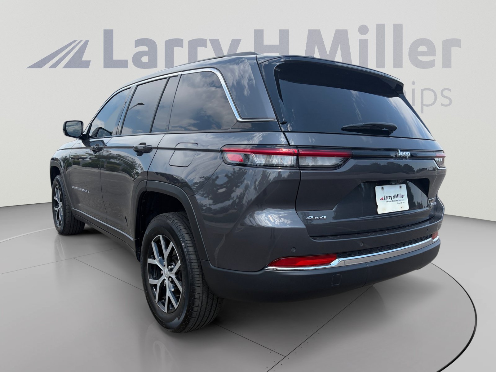 Used 2023 Jeep Grand Cherokee Limited AWD/4WD image 4