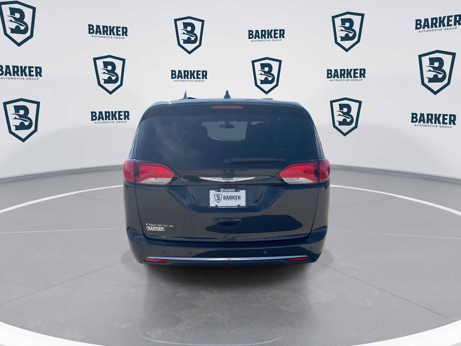 Used 2018 Chrysler Pacifica Touring Plus w/ Tire & Wheel Group FWD image 8