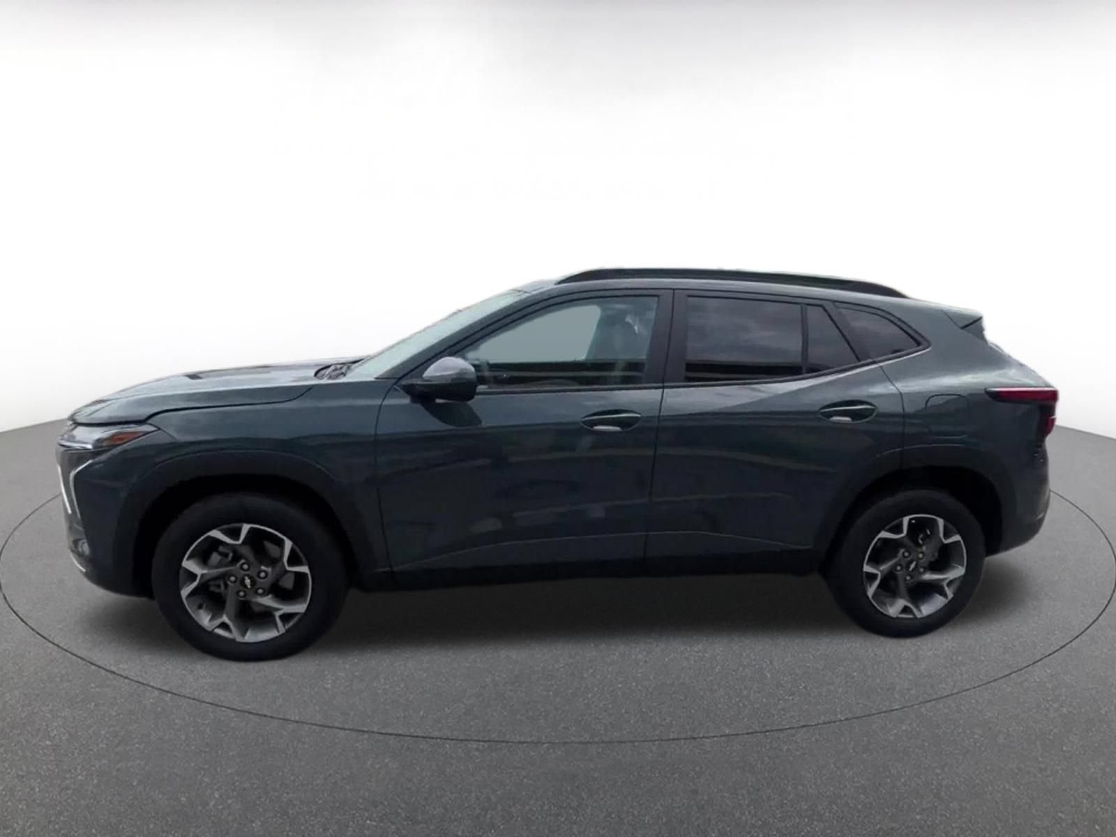 Used 2025 Chevrolet Trax LT FWD image 8