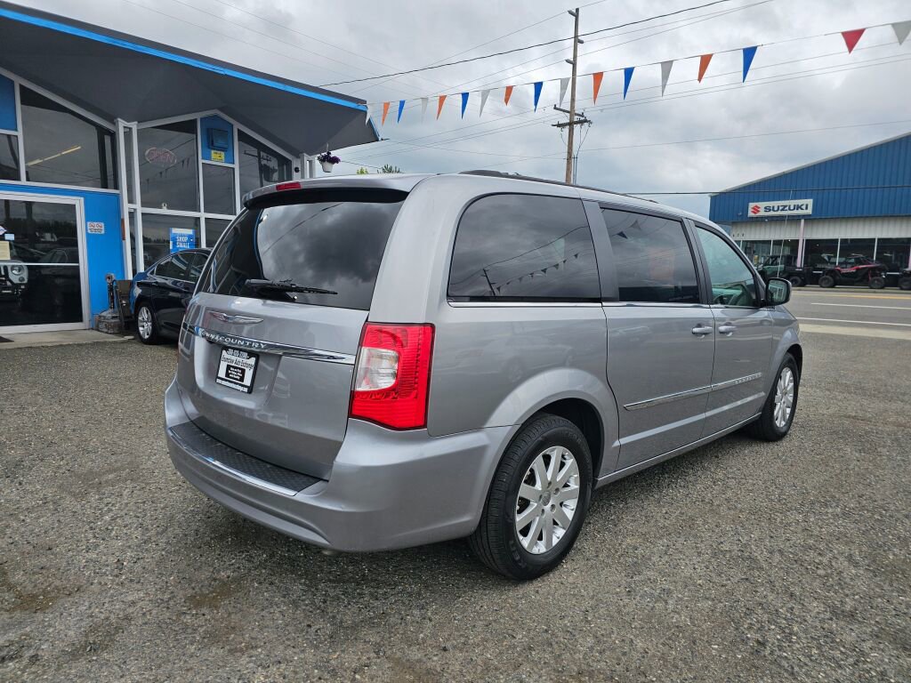 Used 2016 Chrysler Town & Country Touring image 7