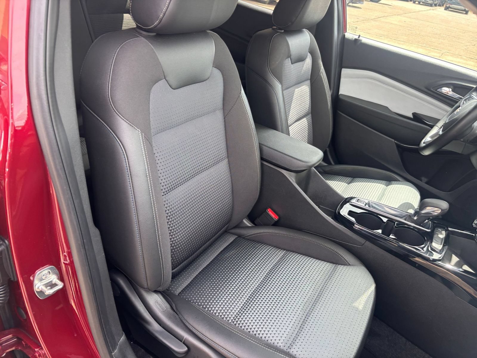 Used 2025 Chevrolet Trax LT w/ LT Convenience Package FWD image 30