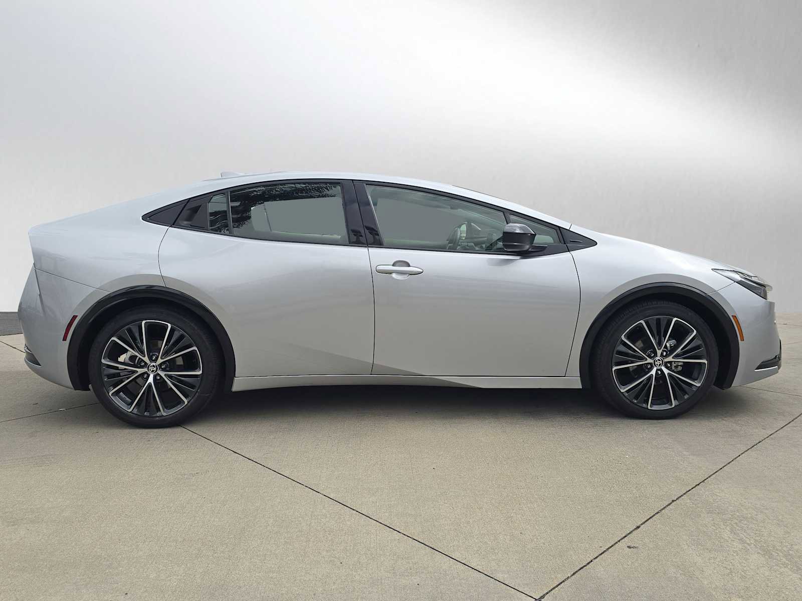 Used 2025 Toyota Prius XLE FWD image 2