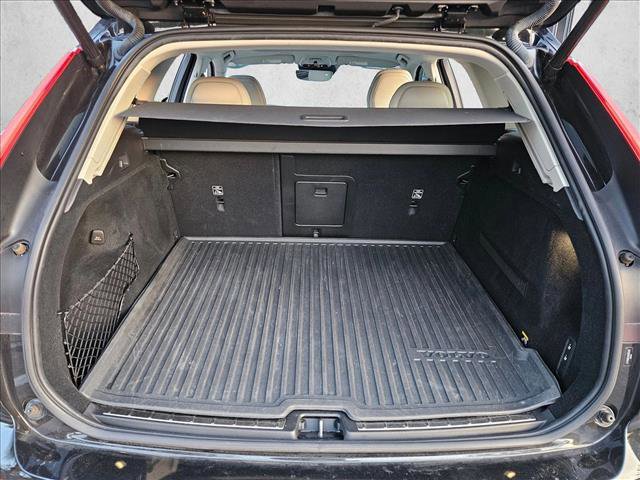 Used 2019 Volvo XC60 T5 Momentum w/ Multimedia Package FWD image 6