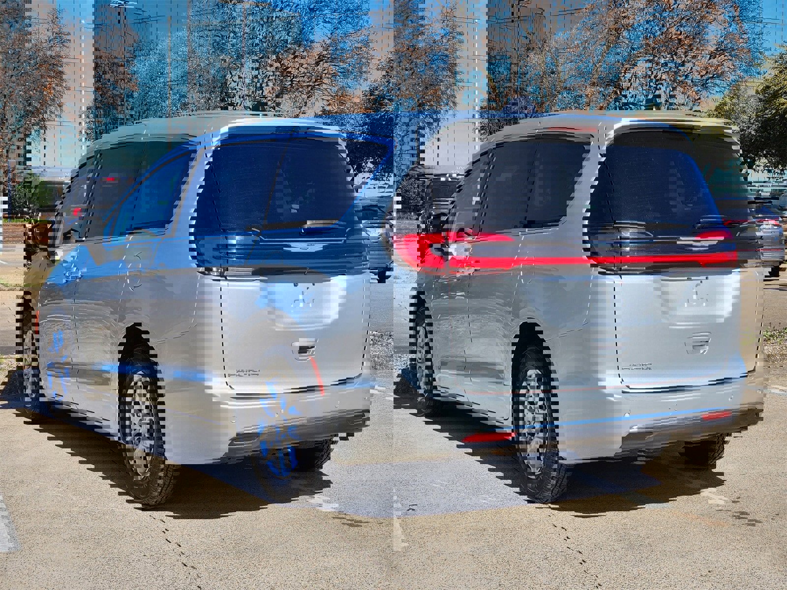 Used 2024 Chrysler Pacifica Touring-L image 4