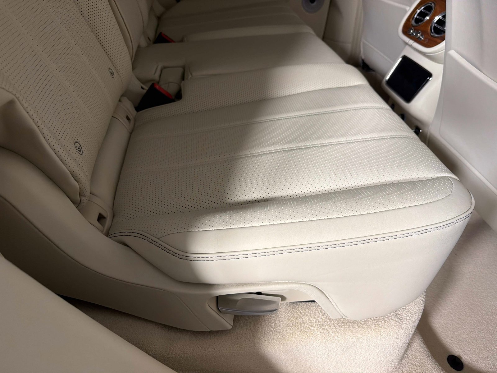 Used 2024 Bentley Bentayga Plug-In Hybrid image 27