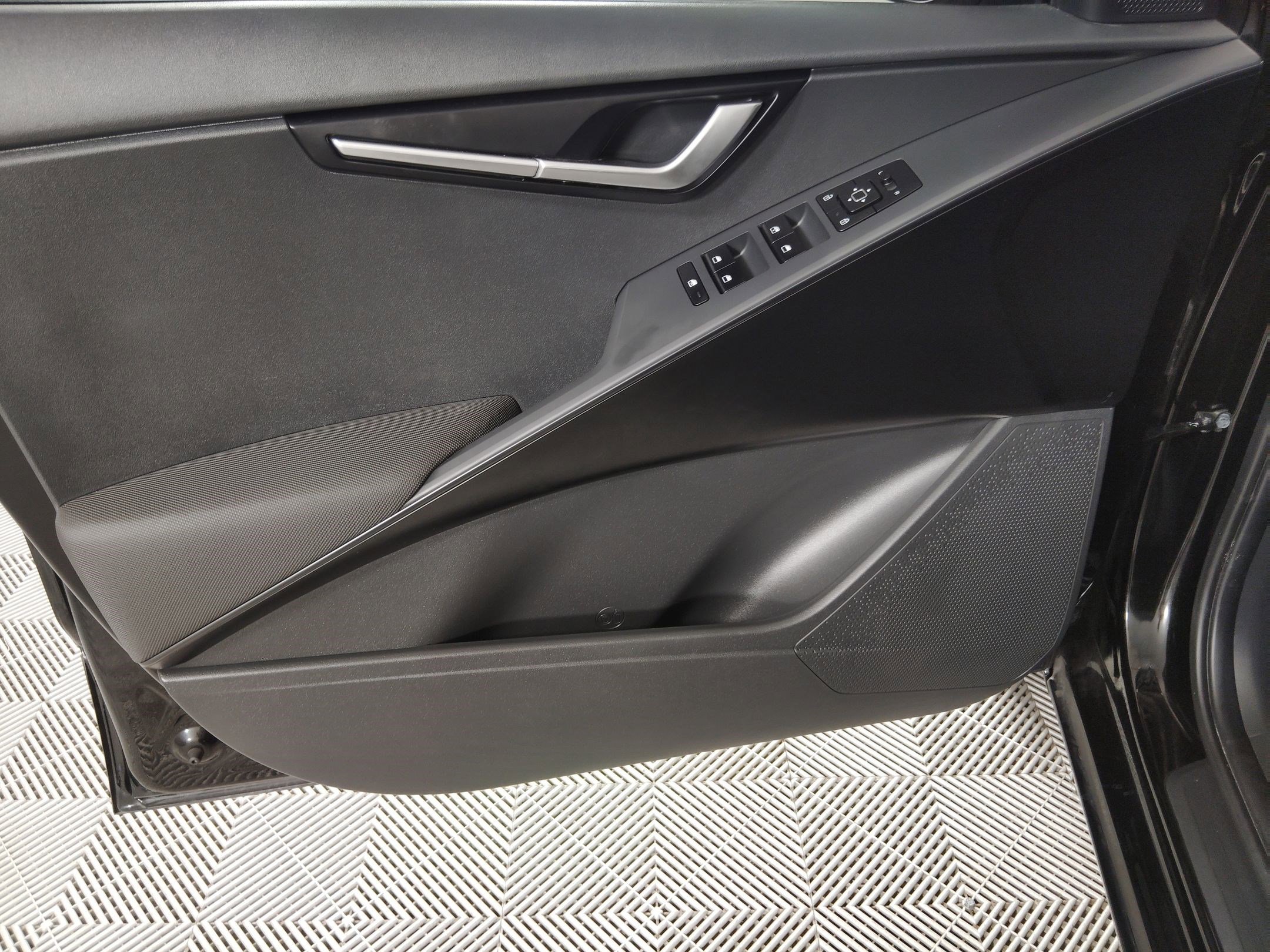 Used 2023 Kia Niro LX image 12