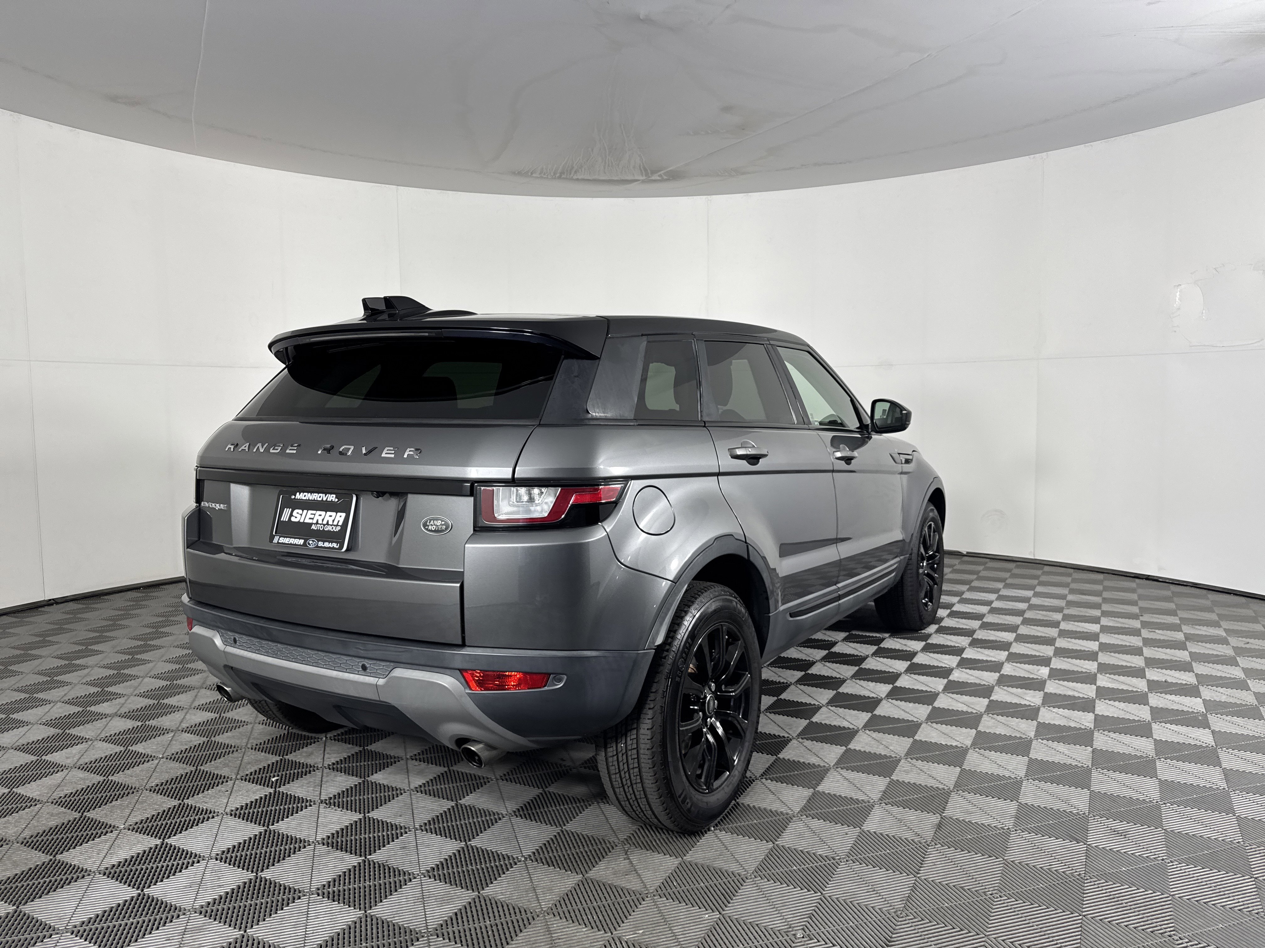 Used 2019 Land Rover Range Rover Evoque SE Premium AWD/4WD image 4
