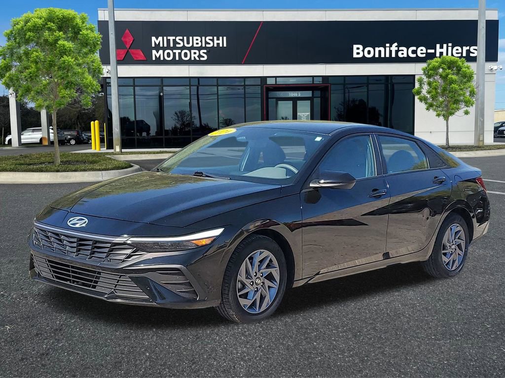 Used 2024 Hyundai Elantra SEL FWD image 2