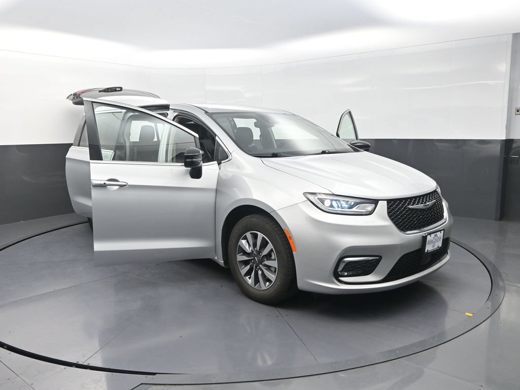 Used 2024 Chrysler Pacifica Limited FWD image 29
