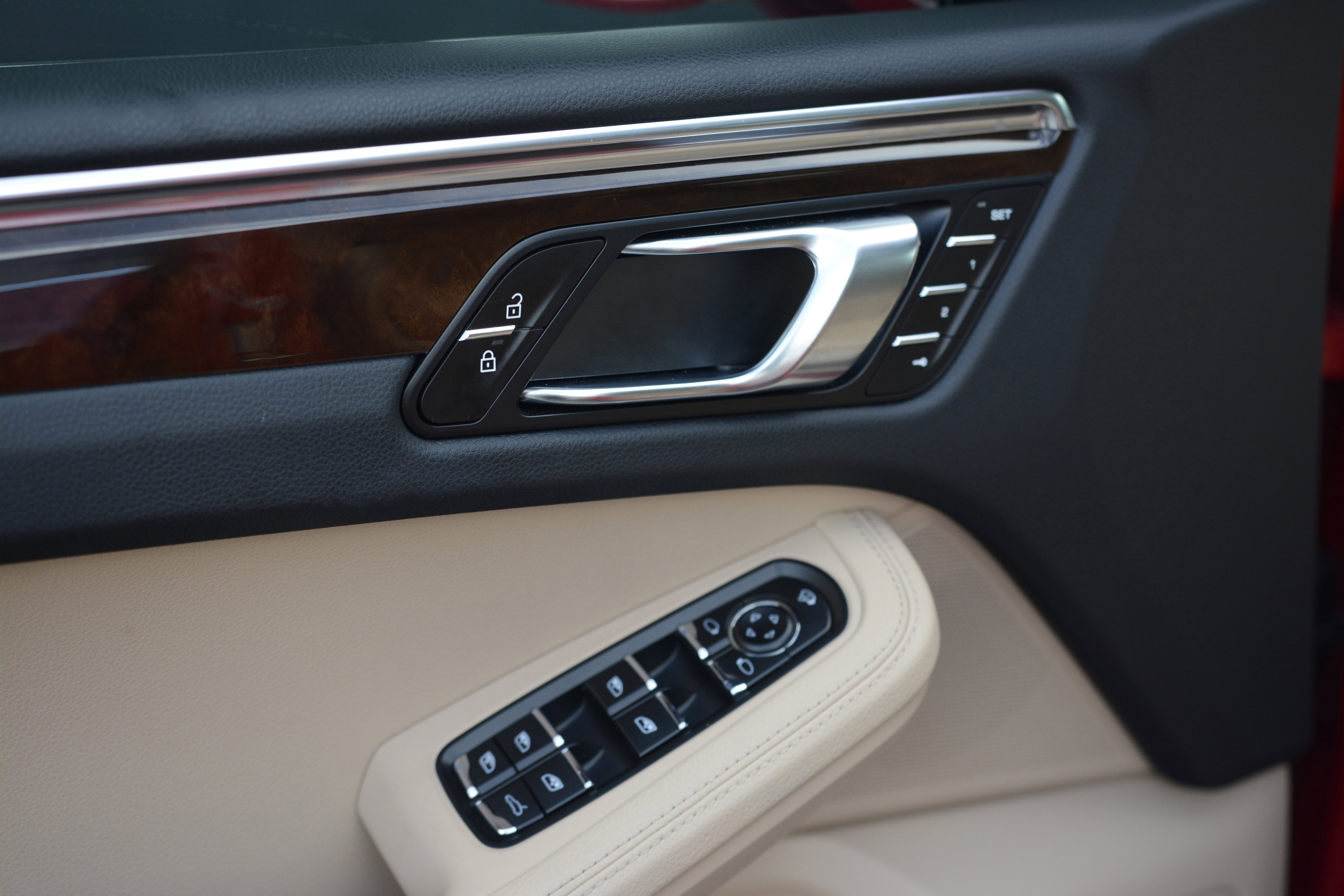 Certified 2025 Porsche Macan image 14