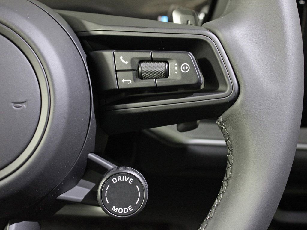 Certified 2025 Porsche Cayenne image 25