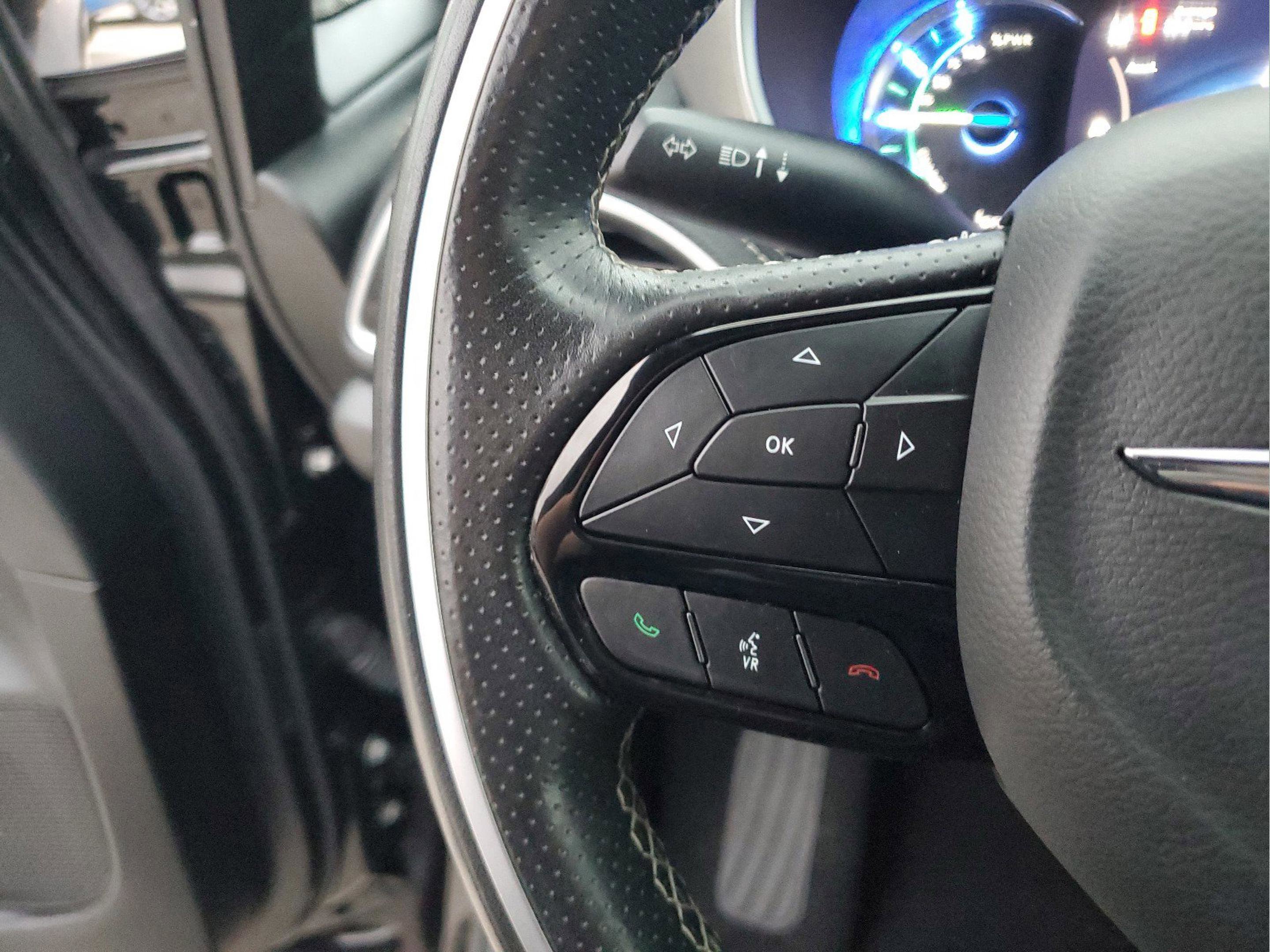 Used 2021 Chrysler Pacifica Limited w/ Uconnect Theater Family Group image 10